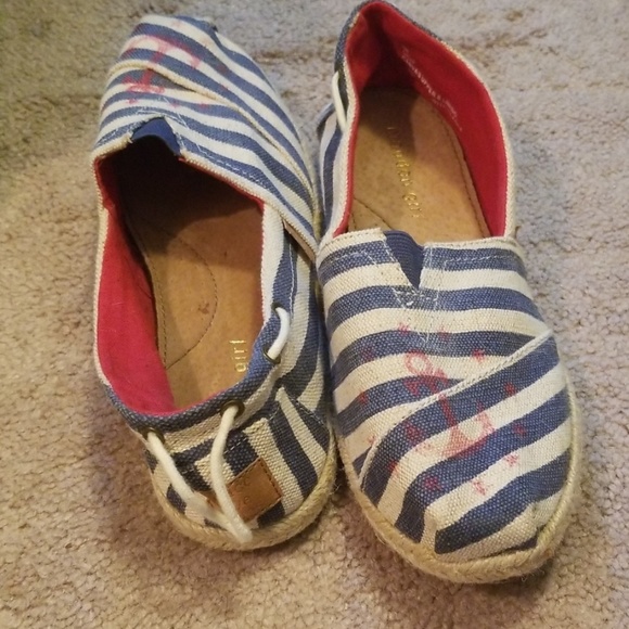 Canvas Shoes - Picture 1 of 4